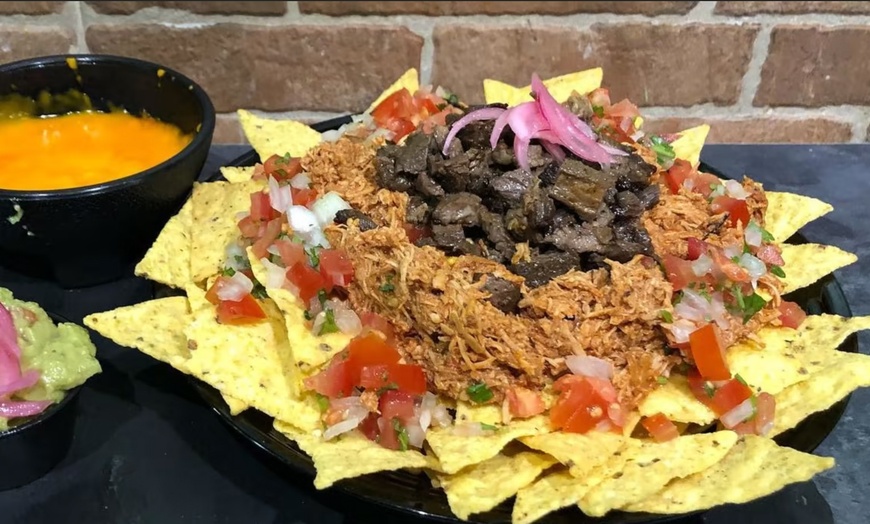 Image 1: Cerveza y picoteo a la mexicana: cubo de tercios, nachos y tacos