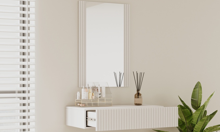 Image 8: Tocador acanalado con cajón y espejo 