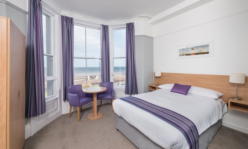 Image 2: Llandudno: Double Room with Breakfast