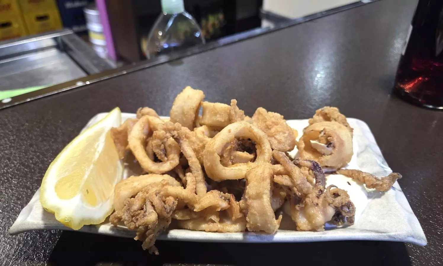 Menú con 6 raciones, postres y botella de vino para hasta 5 personas