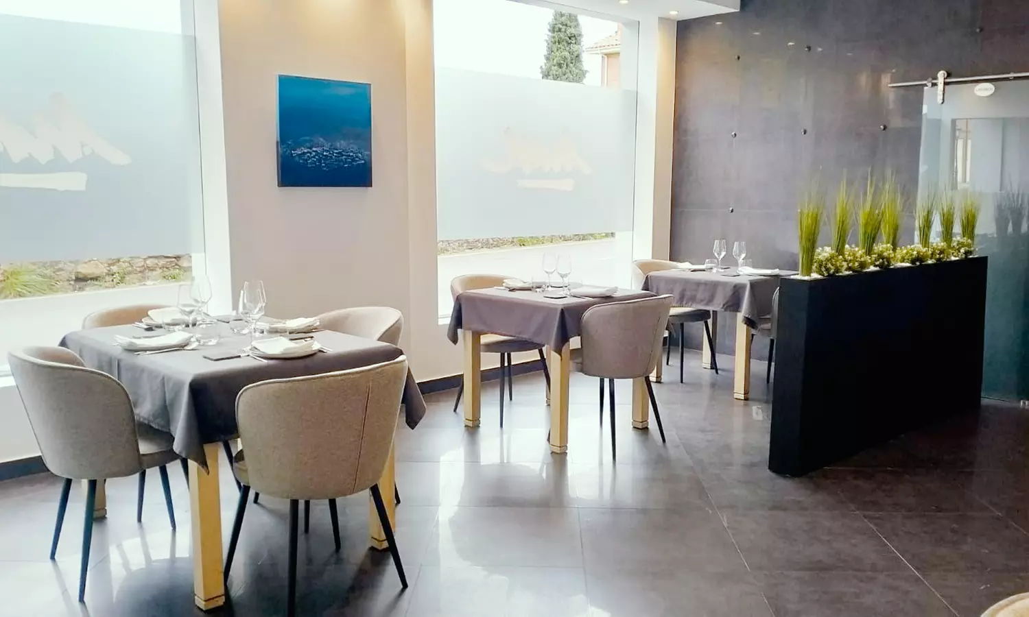 Menú con aperitivo, pases a elegir, postre a compartir y bebida