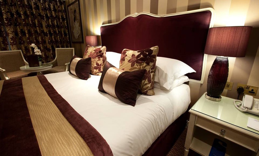 Image 4: Oxfordshire:  4* Executive Room Stay with Spa