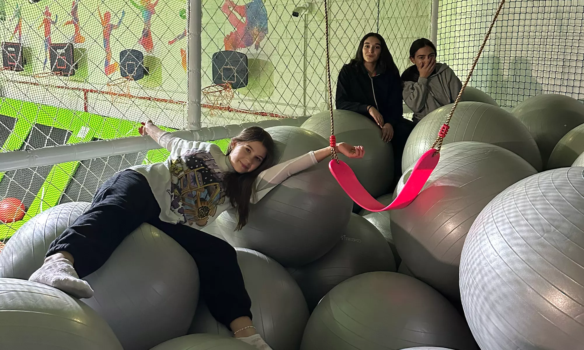 Saltos en camas elásticas y piscina de bolas para hasta 4 personas