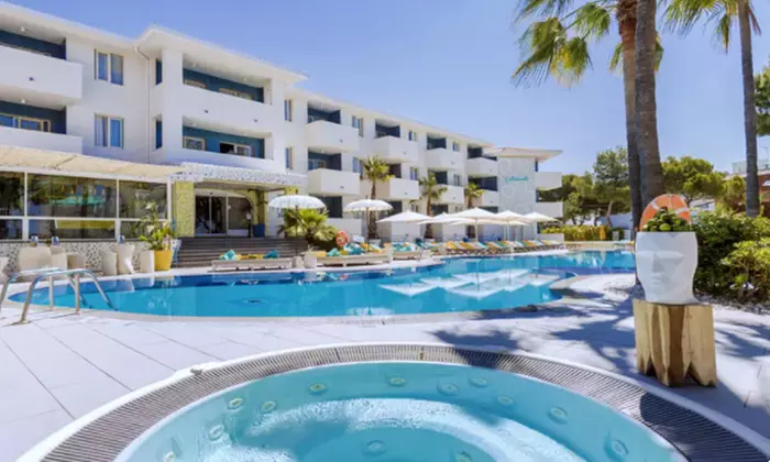 Cama balinesa para 2 personas con cava o vino blanco y brochetas fruta