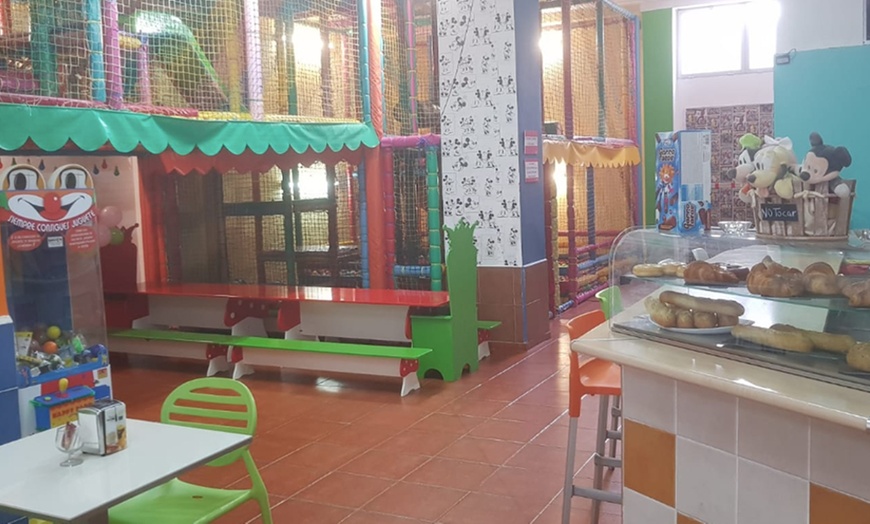 Image 4: Acceso a parque infantil