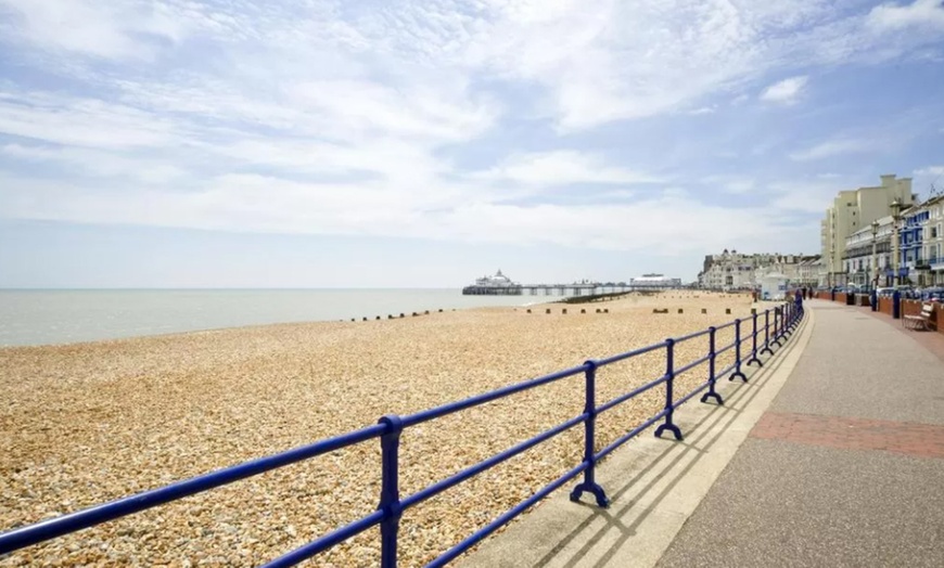 Image 3: Eastbourne: Double Room with Breakfast