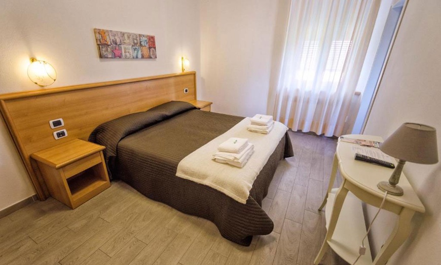 Image 1: Cinque Terre : chambre double avec petit-déjeuner ou demi-pension