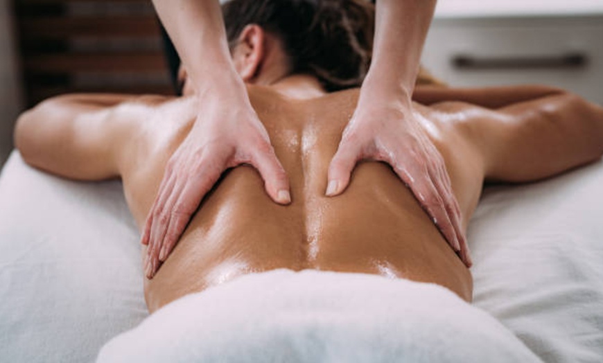 Image 12: Masaje de hasta 1 h a elegir o ritual con exfoliación y bebida para 1