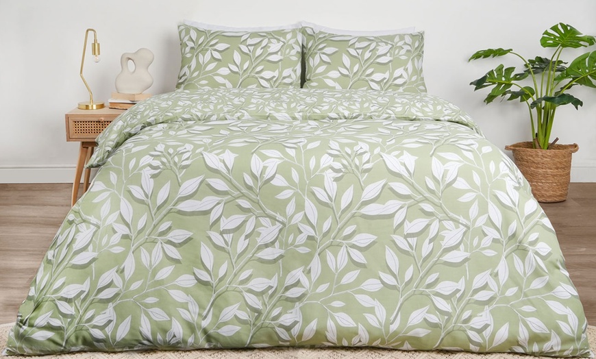 Image 5: Leaf Print Reversible Duvet Set