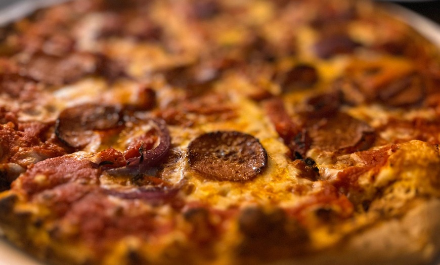 Image 14: 2 o 4 pizzas para llevar o consumir en el local, con opción a bebidas