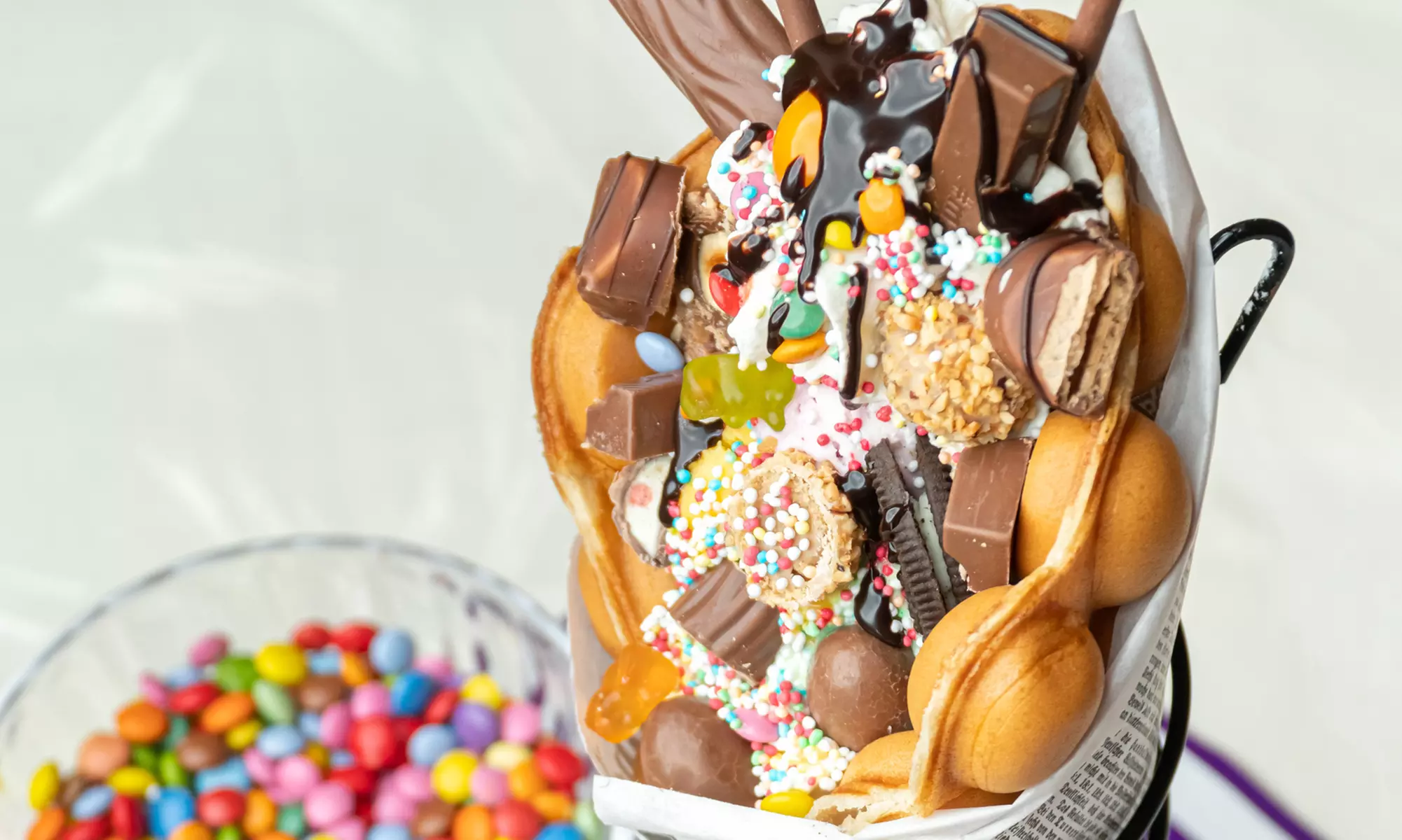 Bubblewaffel inkl. 2 Eiskugeln und einem kleinen Heißgetränk für 1-4 Pers. - die perfekte Kombi (bis 44% sparen) - Primary Image