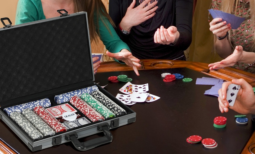 Image 12: SPORTNOW Poker Set and Foldable Poker Table 
