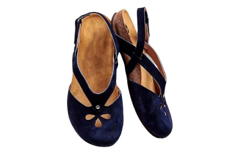 Image 3: Women's Flat Round Closed-Toe Footbed Sandals