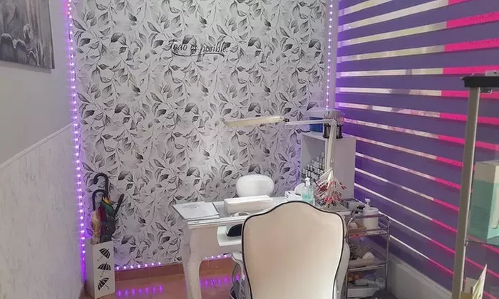 Uñas de gel o acrílicas con diseño básico y esmaltado duradero