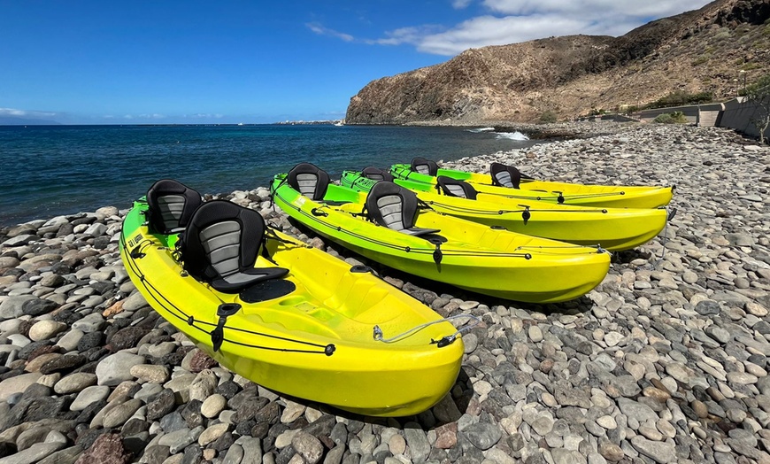 Image 3: Explora la bahía de las tortugas en kayak doble con snorkel