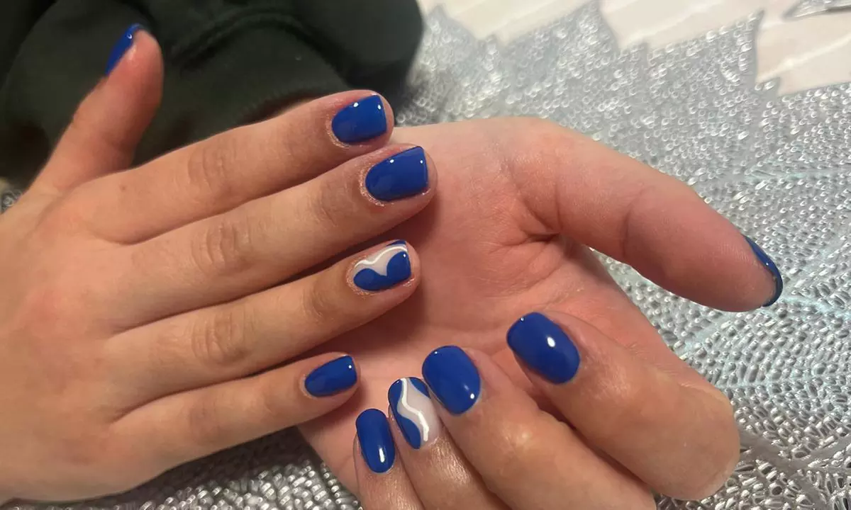 Manicura clásica con esmaltado normal o semipermanente