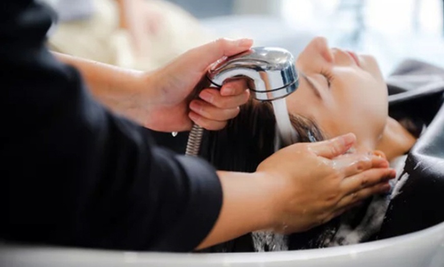 Image 3: Sesión de peluquería completa con lavado, corte, peinado y más