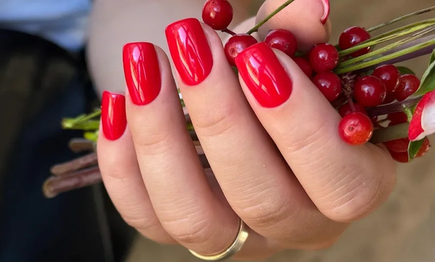 Image 1: Mani- und / oder Pediküre optional mit Schellack und Fußmassage