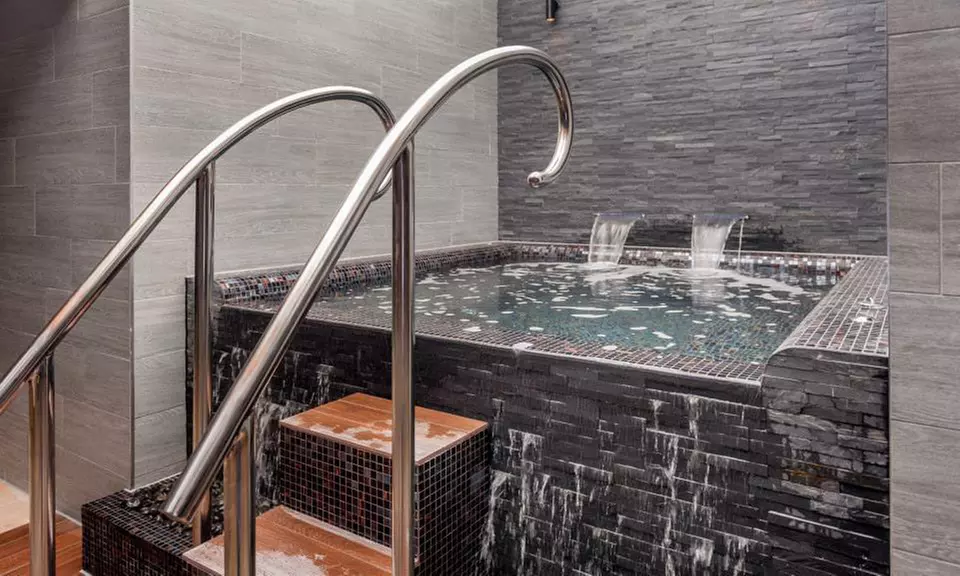 West Yorkshire: Double Room for 2 w/ Breakfast & Dinner, Plus Prosecco