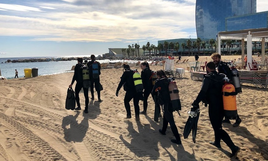 Image 2: Bautizo de buceo para 1 a 4 personas con fotos en Underwater Barcelona