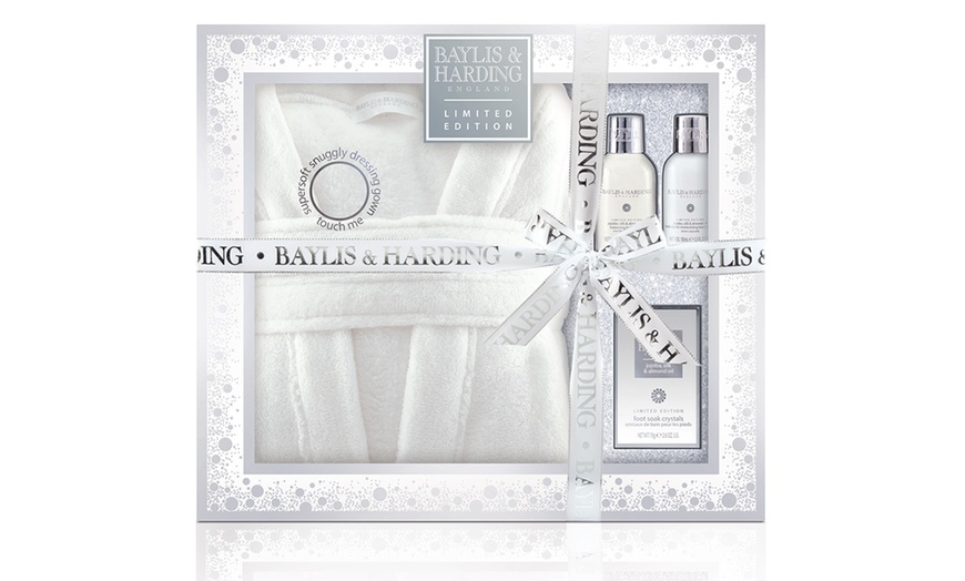 Image 3: Baylis & Harding Gown Set