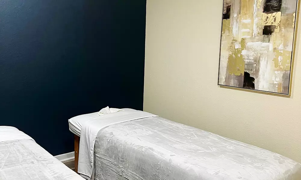 50 or 90-Min Couple Massage w/ Hot Stone, Towel, Aromatherapy & Mask