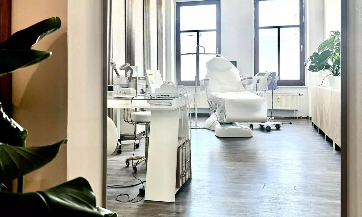 30 - 60 Min. verjüngende Gesichtsbehandlung mit IPL & AHA-Peeling