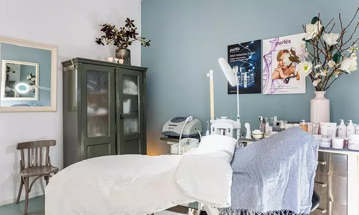 Glow & Brow: verzorgende gezichtsbehandeling met wenkbrauwen epileren en verven (tot 50% korting) - Primary Image