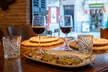 Completo menú mediterráneo para 2 o 4 personas con botella de vino incluida, con hasta un 64% de descuento - Second Medium