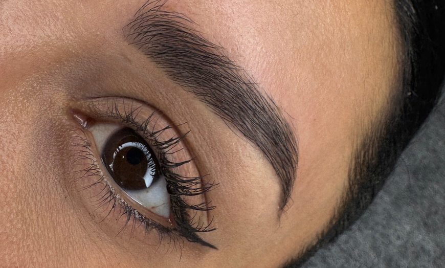 Image 1: Micropigmentación de cejas o delineado de ojos (eyeliner)