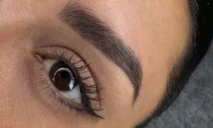 Sesión de micropigmentación de cejas o delineado de ojos (eyeliner) para una persona