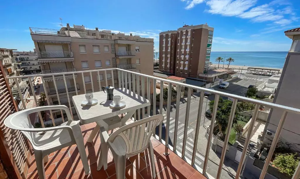 Tarragona: 2, 4 o 6 noches en apartamento con terraza y piscina para hasta 6 personas en Apartamentos Escor 3000 - Primary Image