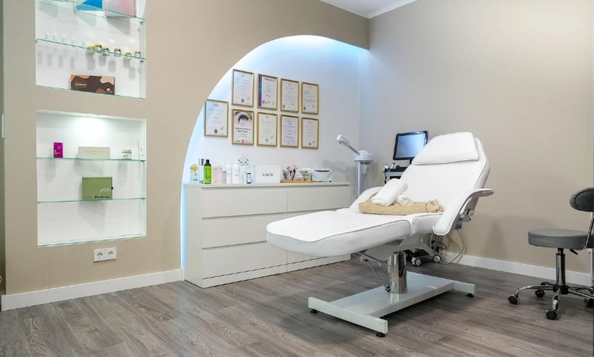 Verwöhne deine Haut: Microneedling Gesichtsbehandlung