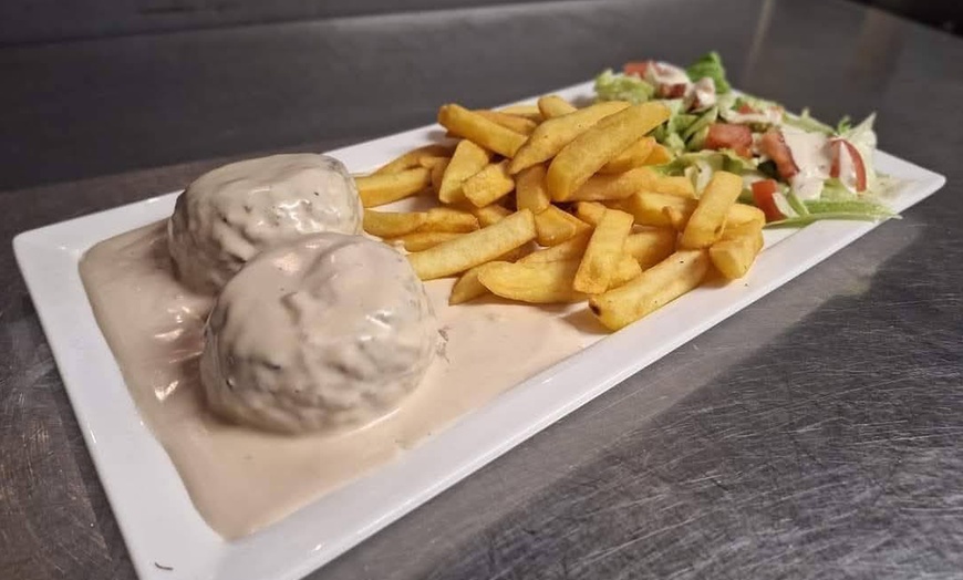 Image 1: Boulets de Liège avec frites et salade chez Le Bacchus