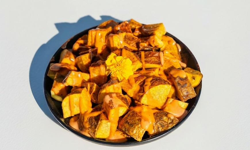 Image 10: Plan Beach frente al mar con tapas bebidas y postre