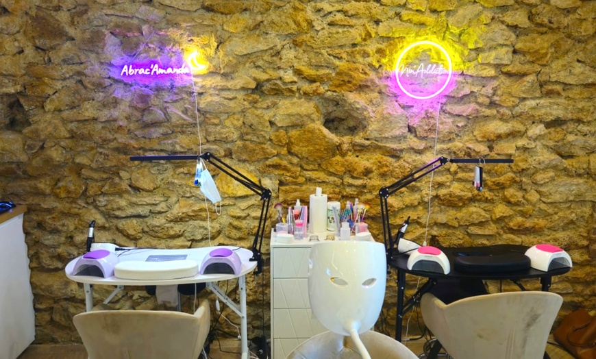 Image 1: Beauté des ongles avec pose de vernis semi-permanent à Nin Addiction