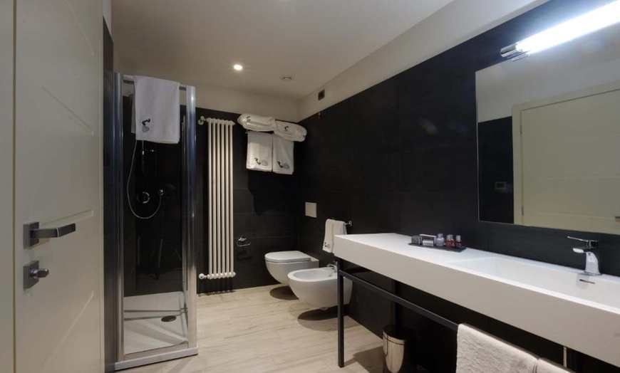 Image 3: Canal : Chambre double supérieure, pdj, spa et piscine pour 2 pers,