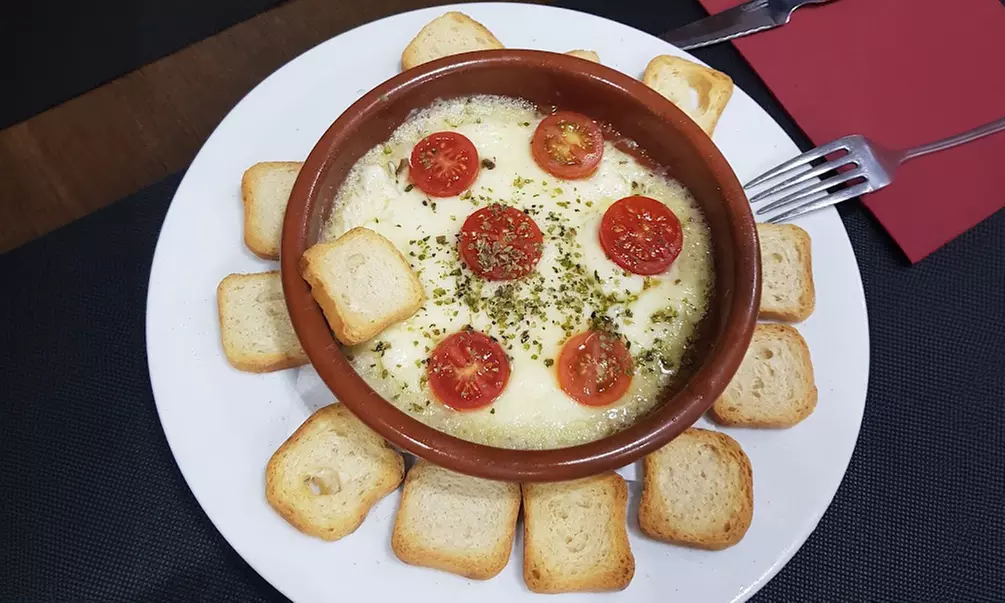 Menú mediterráneo para 2 o 4 personas en Siete Lunas Bar Restaurant