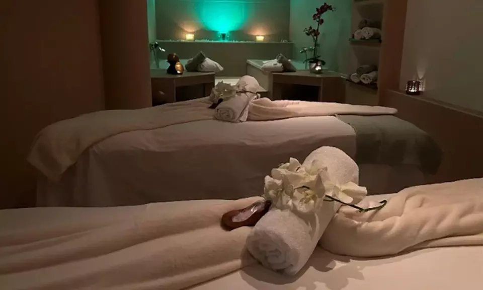 1 oder 2x "Glow Solution Refresh Nano Needling" Behandlung für 1 Pers.