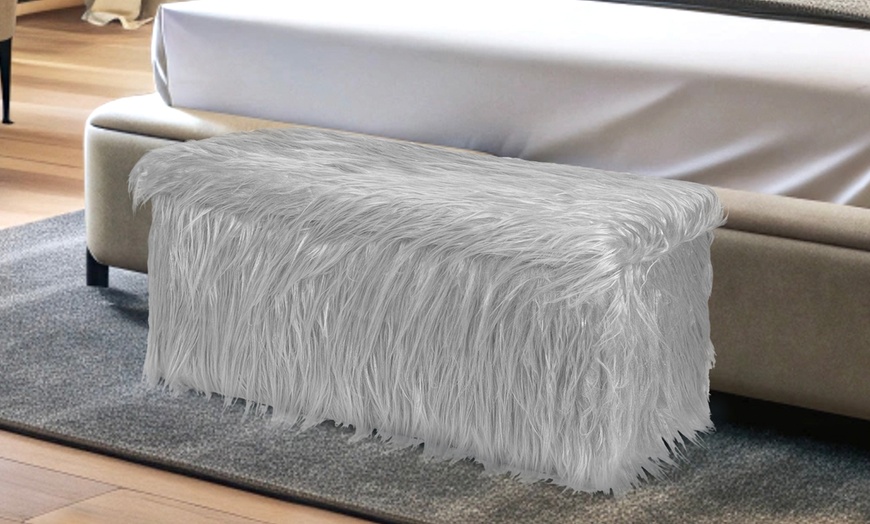 Image 9: Pouf contenitore Yeti con pelliccia