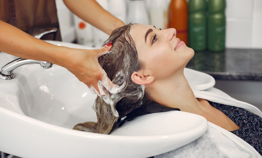Image 7: Sesión de peluquería con opción a tinte de raíz o baño de color para 1
