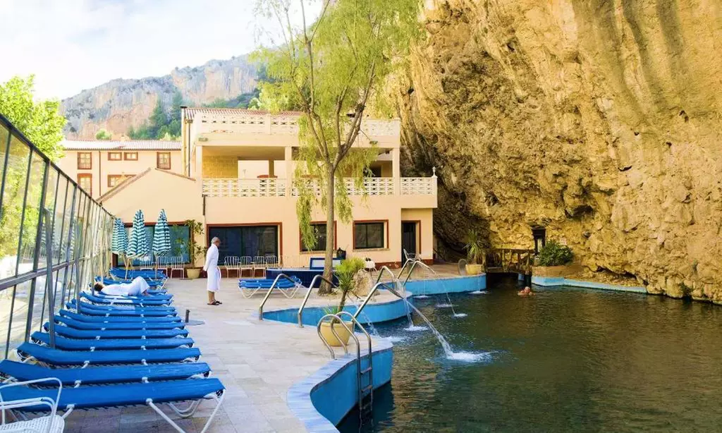 Jaraba, Zaragoza: habitación doble con desayuno o MP y entrada a lago y balneario para 2 en Hotel Balneario de La Virgen - Primary Image