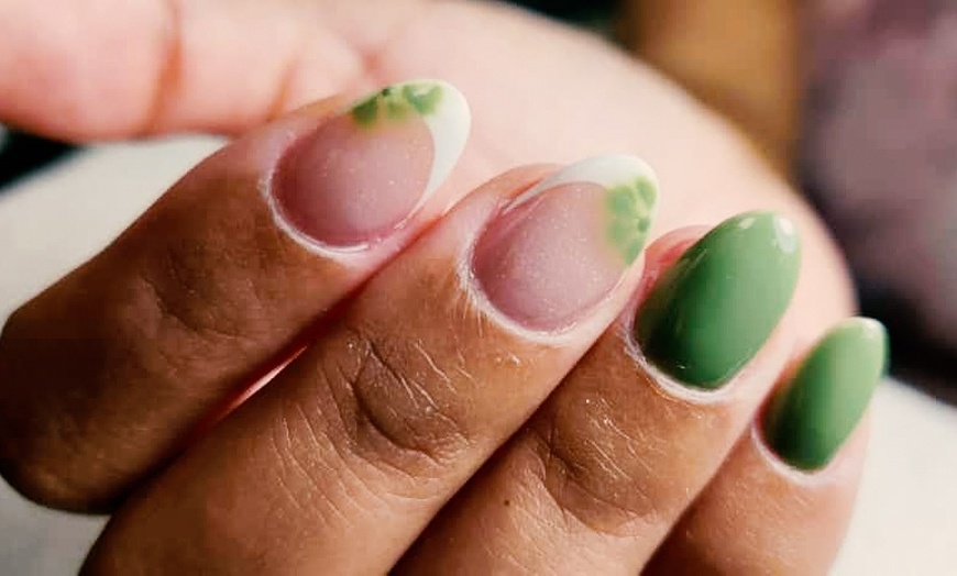 Image 2: Manicura y pedicura tradicional, semipermanente o gel con esmalte 