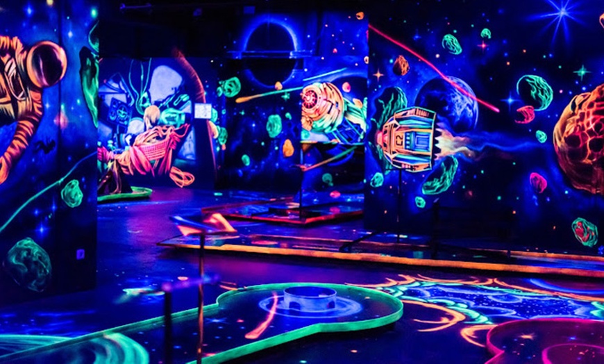 Image 3: Schwarzlicht Minigolf: 3D-Neon-Minigolf für 2-4 Personen