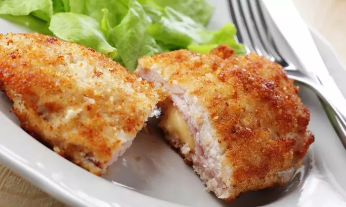 "Klappschwein"-Cordon-bleu: hauseigene Kreation mit Beilage + Dessert