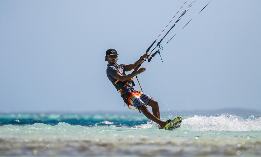 Image 4: ¡Surca las olas con estilo! Curso privado de iniciación al kitesurf