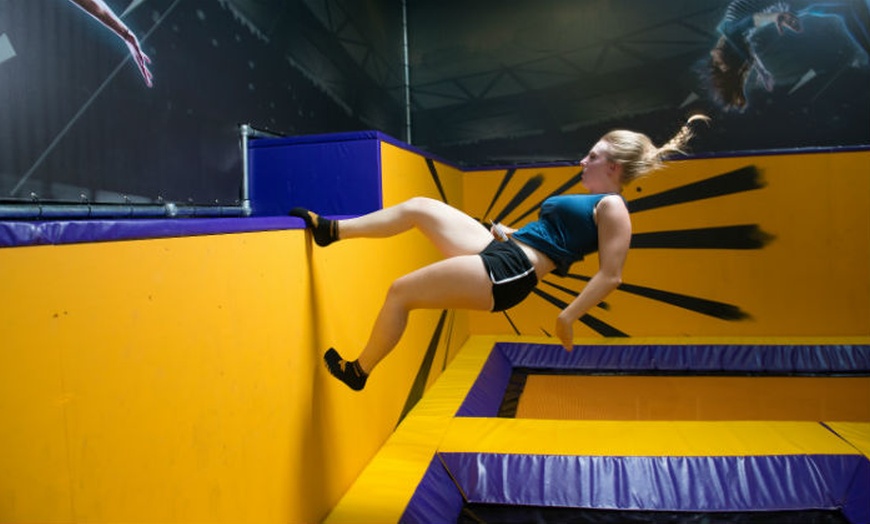 Image 4: 1 uur jumpen op trampolines