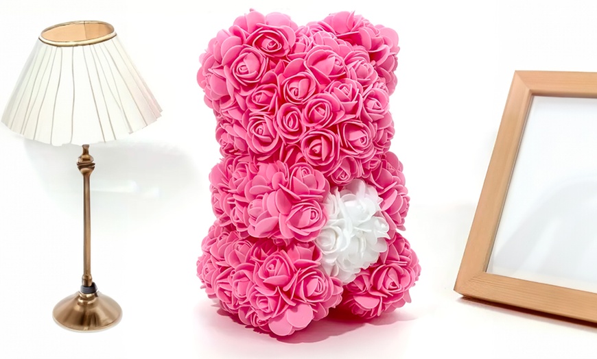 Image 27: Ours en peluche en rose artificielle