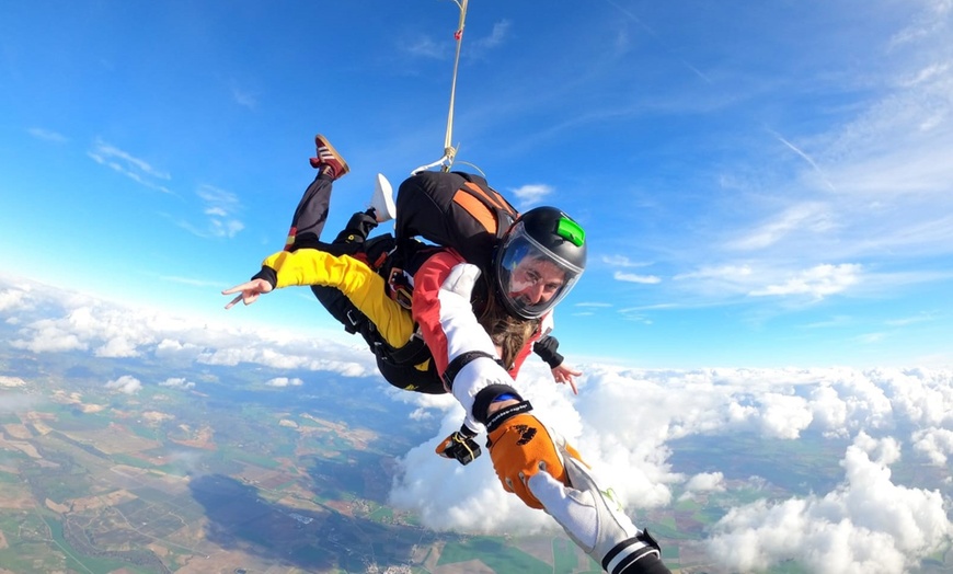 Image 4: ¡A volar! Salto tándem en paracaídas desde 4500 metros para 1 persona