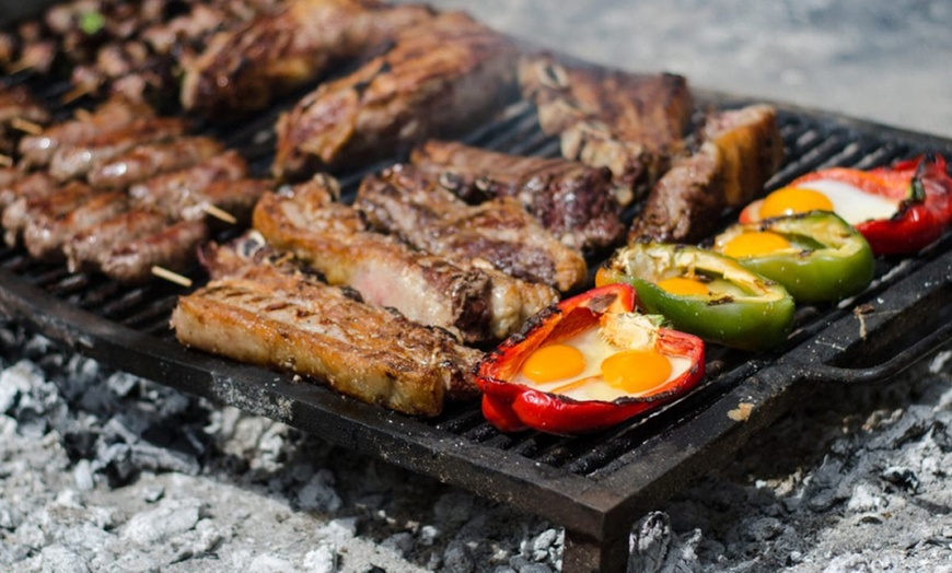 Image 1: Menú de parrillada con postre y botella de vino en Brasería Casa Laura